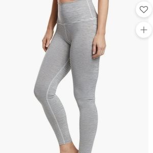 Beyond Yoga XS Gray White Surf Stripe Leggings Midi 7/8